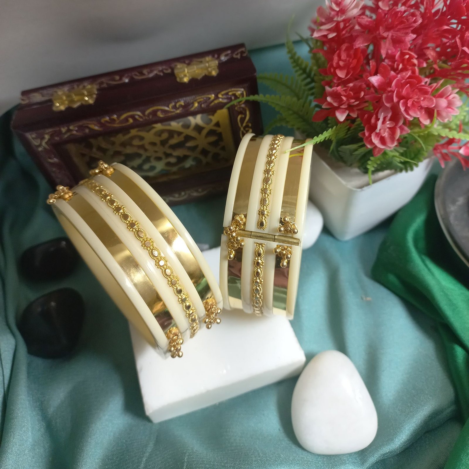 Gold Designer Screw Lock Kada