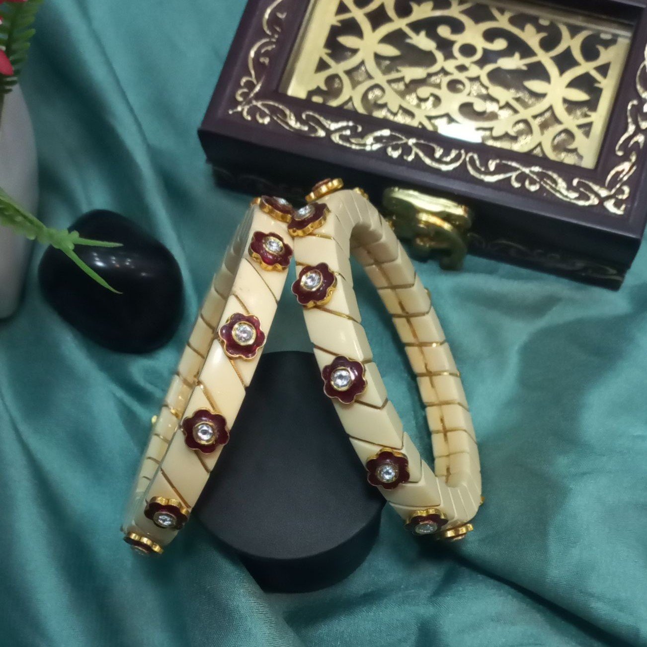 916 Gold Glossy design Plastic Chudi